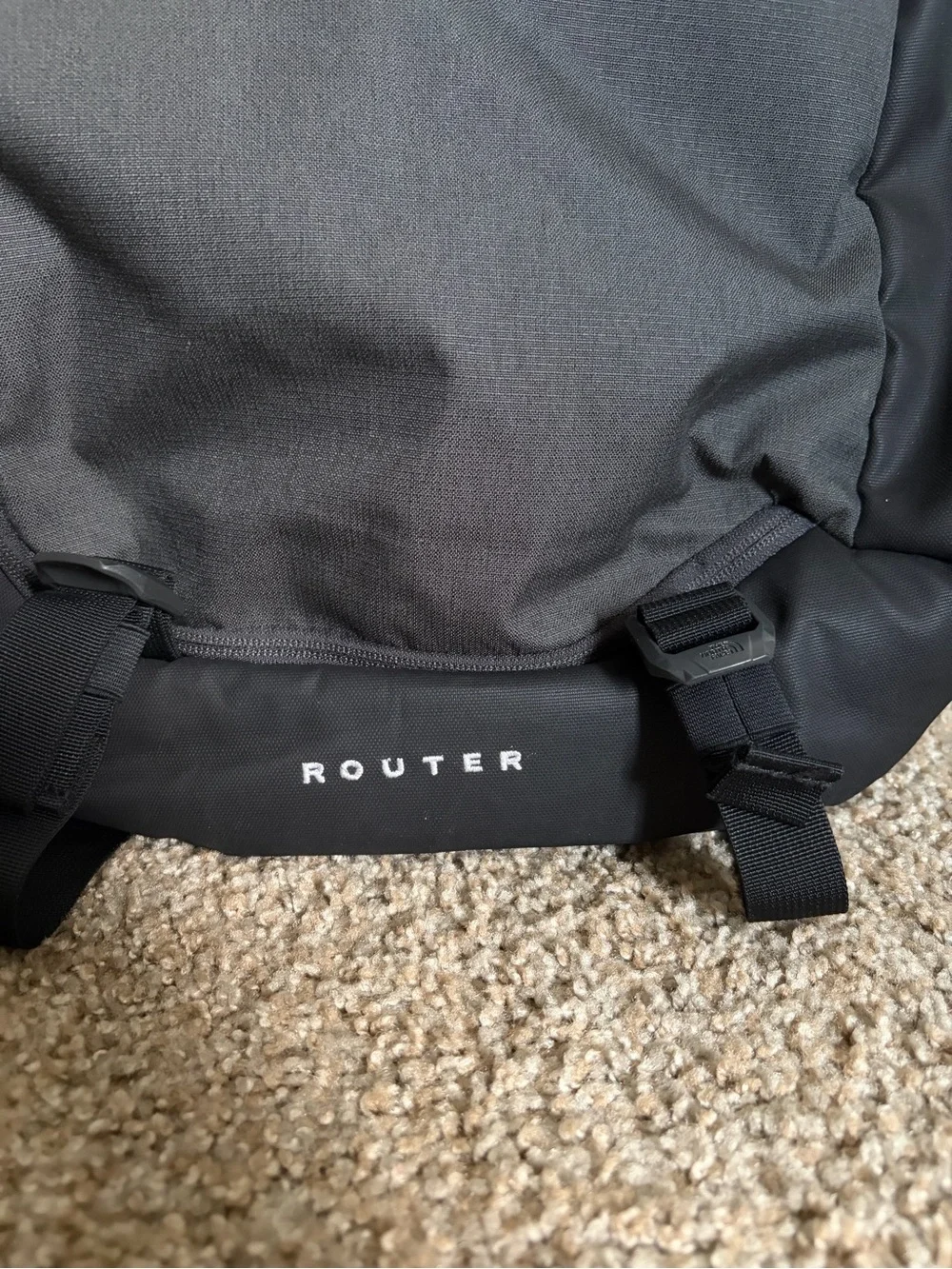 LIKE NEW The North Face Men’s Router Backpack Asphalt Grey Light Heather/Black